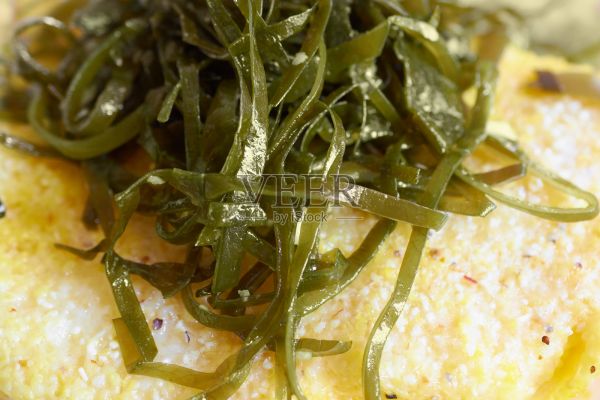 由海藻沙拉和玉米粥組成的膳食菜肴。素食，健康餐。照片攝影圖片