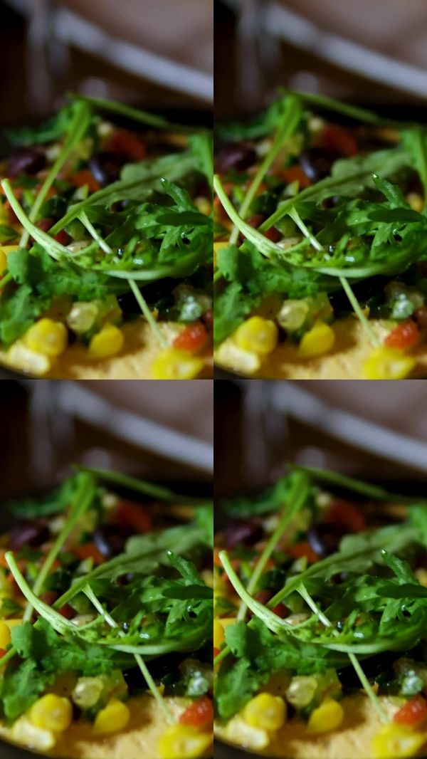 玉米粥蔬菜芝麻菜，玉米粥配蘑菇、菠菜和奶酪。健康飲食。素食食品。