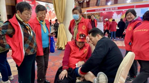 王永秋大师及弟子现场普及中医文化