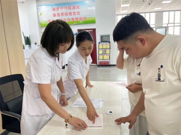 为新人讲解备孕注意事项。（资料图）