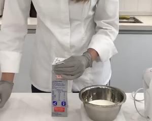 如何延长开封淡奶油的保质期的做法 步骤4