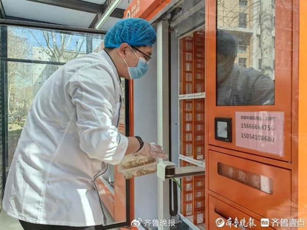 近日，山東大學(xué)在校園里投放了“輕食盒子”，供學(xué)生自助選擇   通訊員 唐愈新