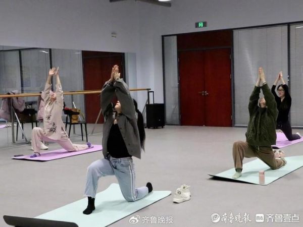 自2024年4月起，山東大學(xué)團(tuán)委開設(shè)了群眾性體育美育公益課程的“悅動舞室”，吸引了同學(xué)們的積極參加。圖源青春山大