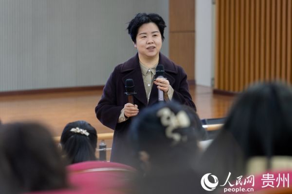 活動現(xiàn)場，鄭璇教授做心理知識分享。人民網(wǎng)記者 涂敏攝