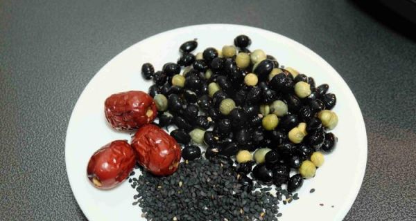 健康美味——營(yíng)養(yǎng)黑豆豆?jié){的制作方法（從選材到制作，全面解讀健康營(yíng)養(yǎng)豆?jié){的制作技巧）
