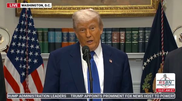 当地时间12日，特朗普在讲话中提到自己一位“体重严重超标”的商人朋友抱怨减肥药价格昂贵的故事。图为视频讲话截图