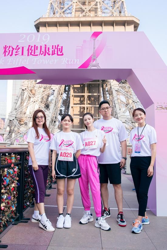《时尚健康》执行出版人孙雅君、中国内地演员文淇、钟楚曦、金沙中国有限公司传播及内容行销副总裁姜力铎、时尚集团副总裁王怡。（由左至右）