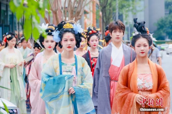 6月25日，四川省成都市玉林东路上演了一场国潮汉服巡游活动。 <a target='_blank' href='/'>中新社</a>发 余轩 摄