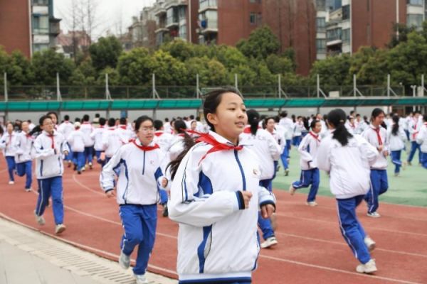 同学们在操场上跑步。青羊区教育局供图