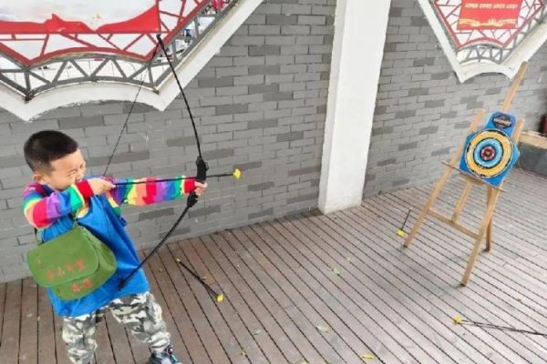 一位小学生在练习射箭。青羊区教育局供图