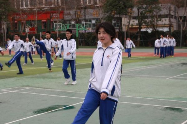 同学们在操场上做操。青羊区教育局供图