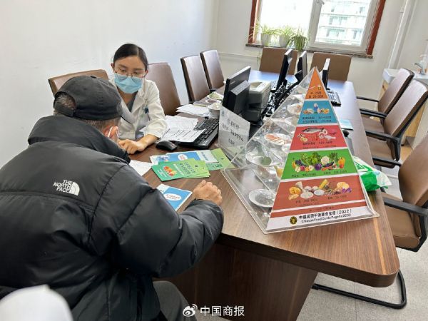  患者在體重管理門診咨詢。