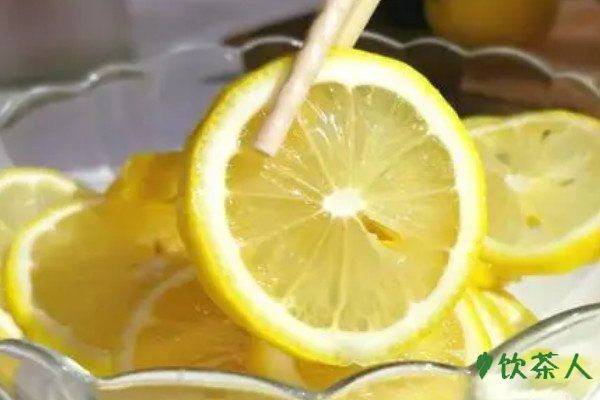 檸檬蜂蜜水的正確做法，蜂蜜檸檬水怎么做(現(xiàn)喝不苦竅門(mén))