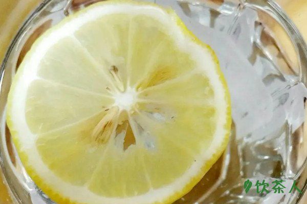 檸檬蜂蜜水的正確做法，蜂蜜檸檬水怎么做(現(xiàn)喝不苦竅門(mén))