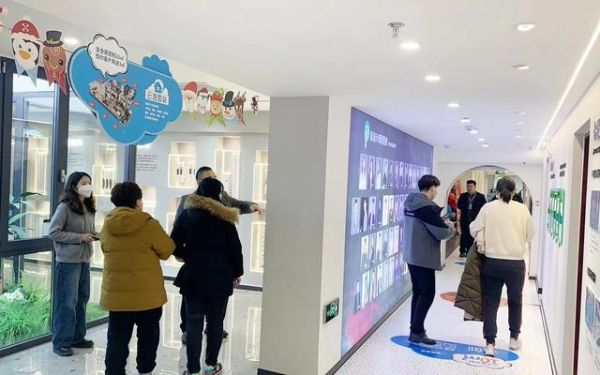 正月初八，在一起装修网门店逛展厅的消费者。受访者供图