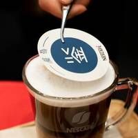 日本的網(wǎng)紅咖啡館，杯子里裝著全世界