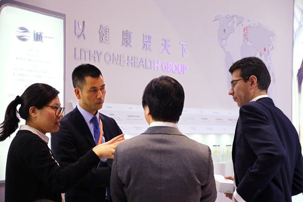 诚一大健康集团CEO李泼先生、产品总监张影霞女士与海外供应商亲切面谈
