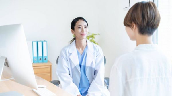 醫(yī)師の診斷を受ける若い女性