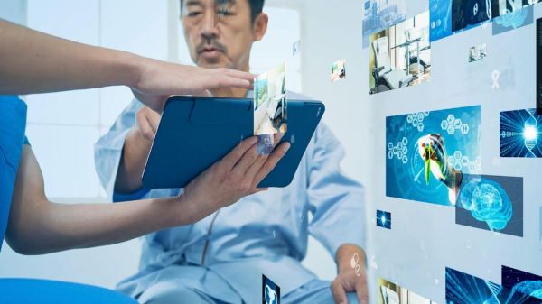 醫(yī)師の問(wèn)診に答える男性