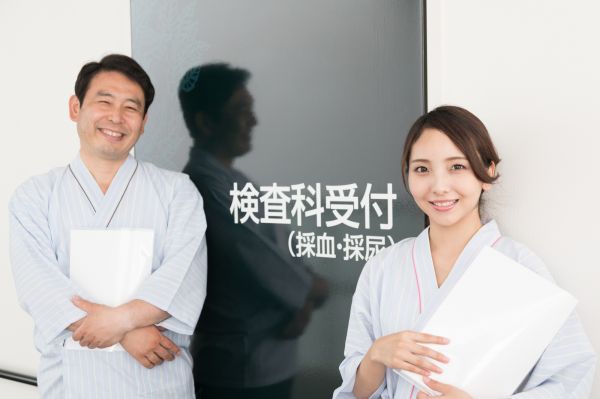 健康診斷を受ける男女