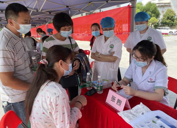 2021-24-2（2021年5月7日，省醫(yī)療專家組到清新區(qū)禾云衛(wèi)生院開(kāi)展世界地貧日宣教義診活動(dòng)，攝影者：謝學(xué)玲）.png