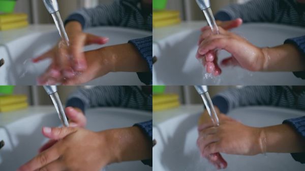 孩子在水龍頭下洗手，衛(wèi)生間衛(wèi)生，特寫，干凈的手，流動的水，健康習慣，日常生活，個人護理，孩子練習清潔