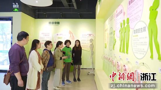 民眾參觀新塍鎮(zhèn)健康生活科普館 嘉興市委宣傳部供圖