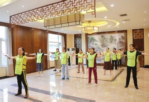 開啟健康減重新方式丨德州市第七人民醫(yī)院減重訓練營柔力球開練