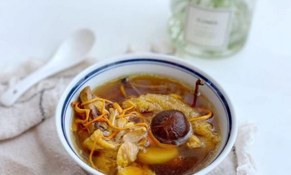 滋补鲜菇红枣鸡汤（营养丰富）