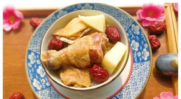 滋补鲜菇红枣鸡汤（营养丰富）