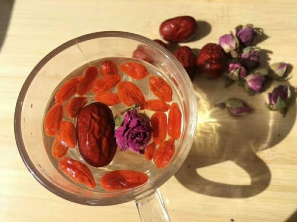 红枣泡茶图