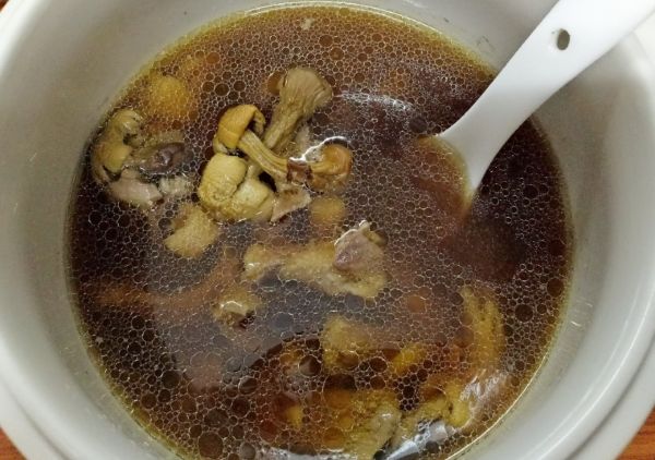 姬松茸炖汤成品图