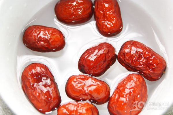 吃紅棗真能補(bǔ)血嗎？專家：效果微乎其微！