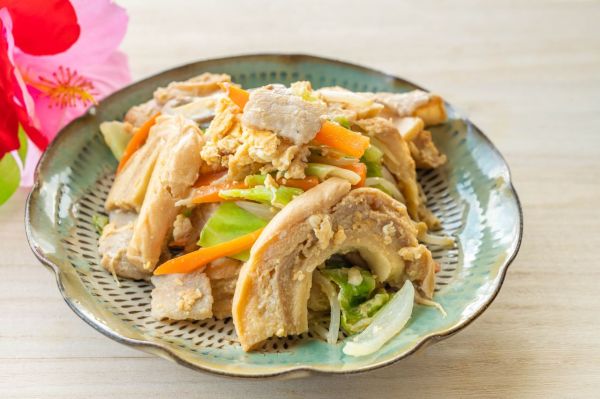 用車(chē)麩烹制的沖繩特色菜“麩雜炒”（圖片：PIXTA）