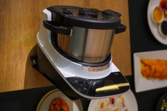 桌子上的盤子里放著食物 AI 生成的內(nèi)容可能不正確。