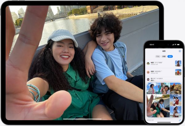 iPad 和 iPhone 屏幕显示着 iCloud 照片，画面是两个朋友在上海以外白渡桥和东方明珠电视塔为背景微笑着合影