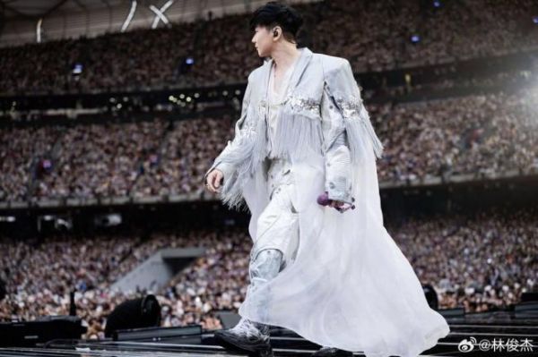 媒體談藝人健康安全 舞臺事故頻發(fā)引關(guān)注