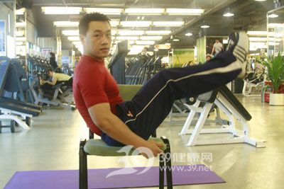 組圖：練習椅上抬腿可有效減少腰腿部脂肪