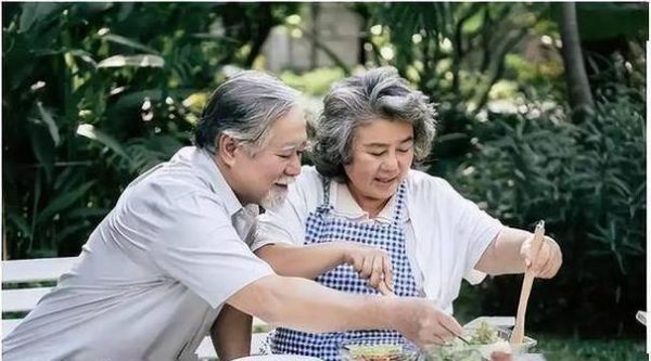 78歲老人喝水有講究，4個(gè)習(xí)慣藏長壽秘訣，你家老人做對(duì)了嗎？