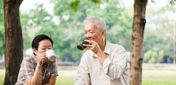 78歲老人喝水有講究，4個(gè)習(xí)慣藏長壽秘訣，你家老人做對(duì)了嗎？