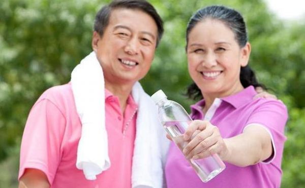 78歲老人喝水有講究，4個(gè)習(xí)慣藏長壽秘訣，你家老人做對(duì)了嗎？