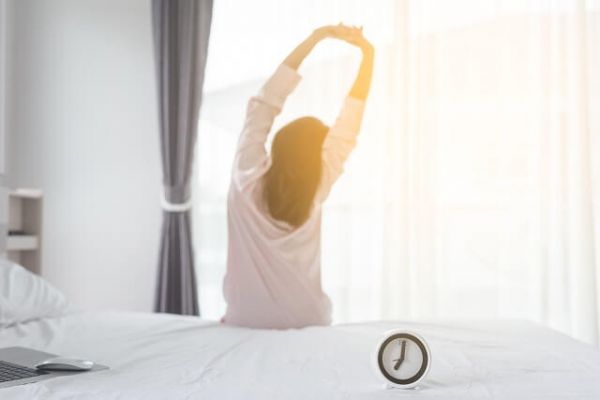 img：朝7時に起床した女性の寫真