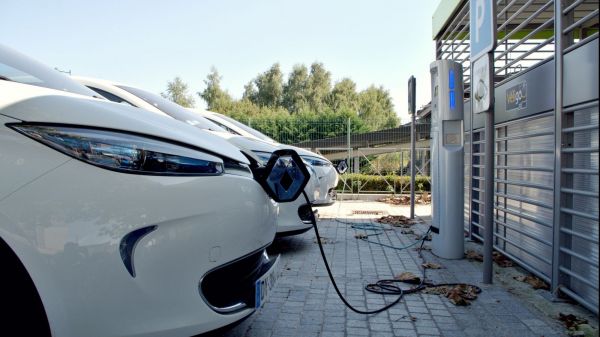 電動(dòng)汽車充電 Car charging