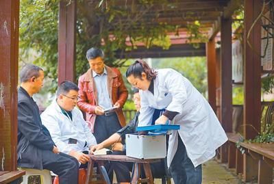 日前，貴州省黔西市大關(guān)鎮(zhèn)七里村農(nóng)家院子，村醫(yī)歐祥和妻子余敏為村民檢查身體。周訓(xùn)超攝（人民視覺(jué)）