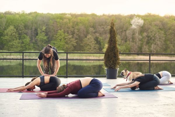 yoga-coach-helps-her-students-wellness-coaching