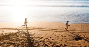 beneficios de correr en la playa