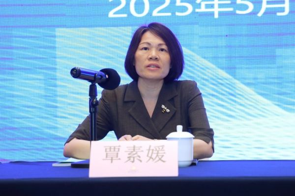 1.自治區(qū)衛(wèi)生健康委宣傳處處長覃素媛出席培訓(xùn)班并講話.jpg