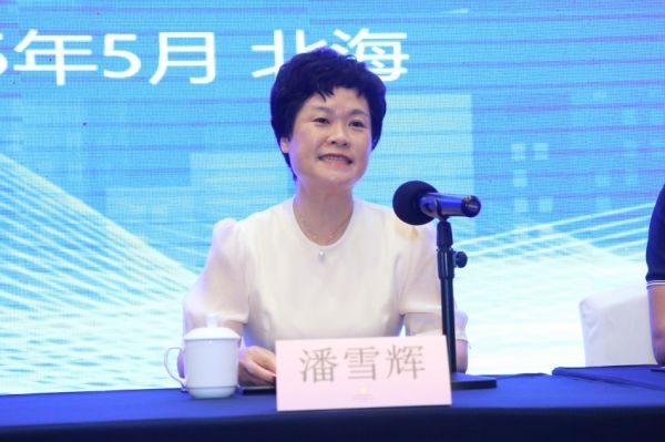 2.北海市衛(wèi)生健康委黨組成員、副主任、中醫(yī)藥管理局局長潘雪輝致辭.jpg