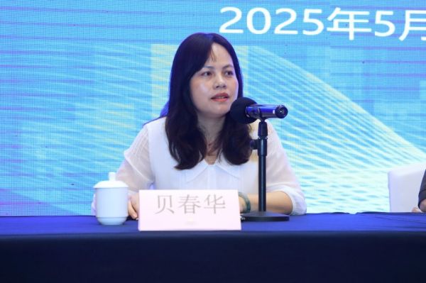 3.自治區(qū)疾控中心黨委副書記、副主任貝春華主持開班儀式.jpg