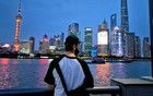 在上海街頭，一個(gè)法國(guó)游客為成功解鎖共享單車而落淚